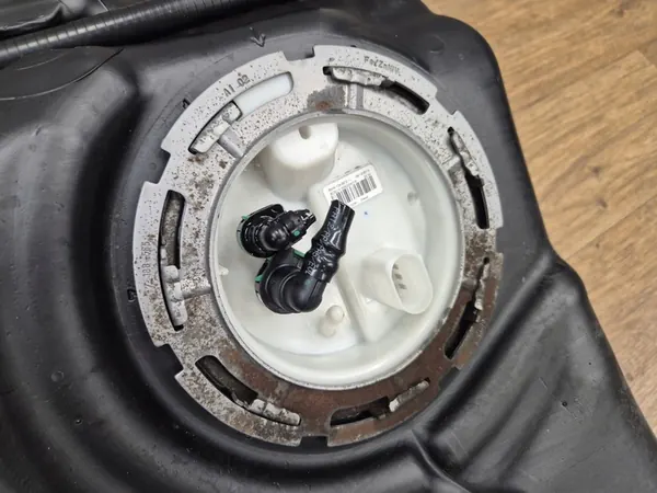 BMW F30 F31 F32 F33 F36 Diesel Fuel Tank with Pump 7294609 image 2