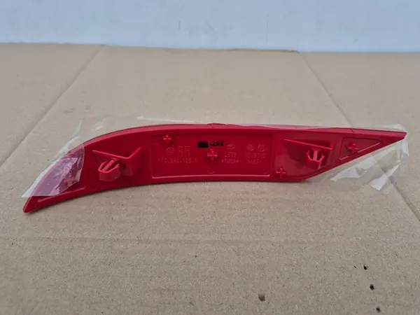 VW Touran II Oikea Puskureiden Heijastin 1T0945106C image 6