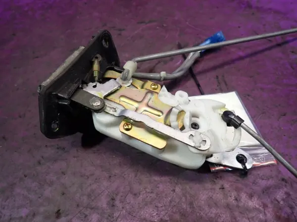 Suzuki Liana kofferbakslot OEM Zawada-383435- Gebruikt image 7