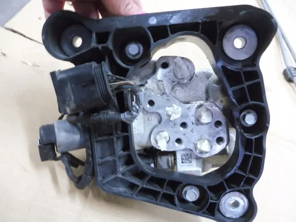 Bloco de válvulas Dynamic Drive BMW OEM 6775258 - Usado image 4