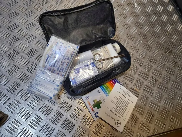 Botiquín Mercedes-Benz E W212 A2048200056 image 3