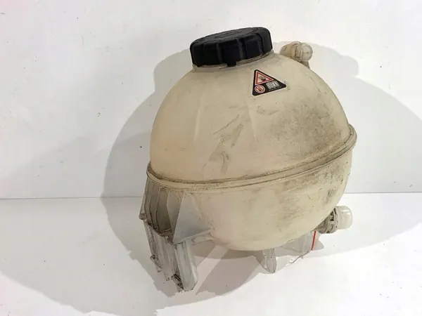 Réservoir d'expansion de liquide de refroidissement OEM A9105010400 Mercedes image 2