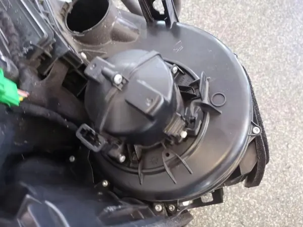 Volvo S60 I lämmitysydin OEM 31332113 2.0L diesel image 6