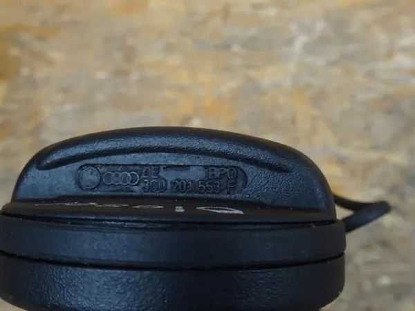 GOLF V VI EOS PASSAT B6 A3 8P TDI Polttoaineen Täyttöaukko 3C0201553F image 3