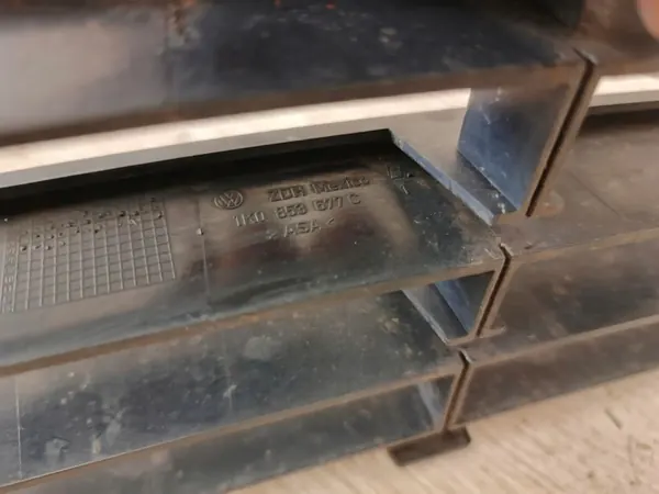 Griglia centrale paraurti anteriore VW GOLF V GT GTI OEM image 3