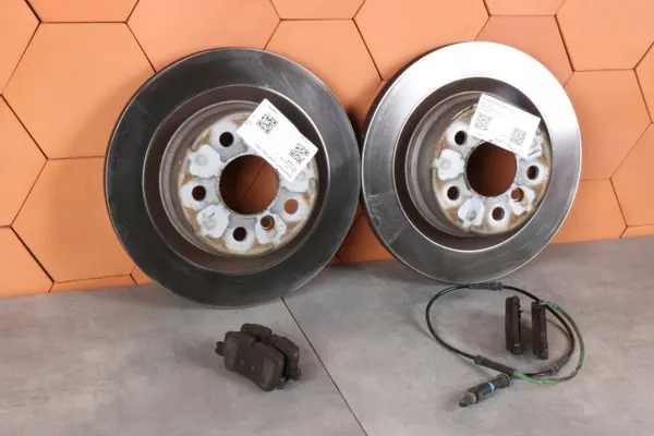 BMW bromsskivor & belägg set bak OEM 6880071 image 2