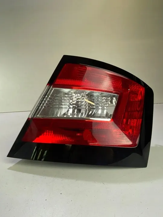 Luz trasera izquierda Skoda Fabia III HB image 2