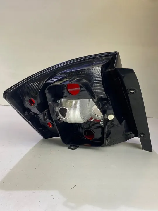 Luz trasera izquierda Skoda Fabia III HB image 3