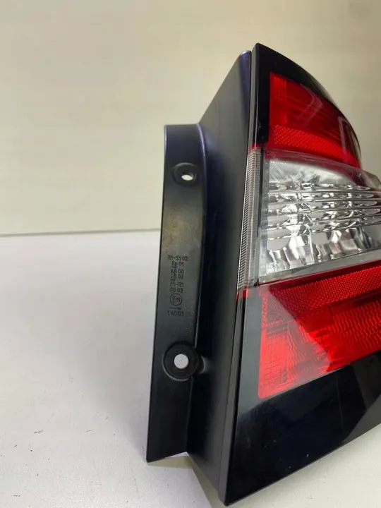 Luz trasera izquierda Skoda Fabia III HB image 4