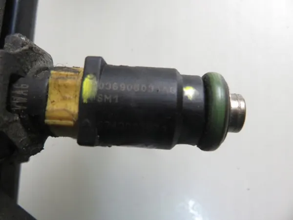 Insprutningsräls OEM 036906031AG - Begagnat skick image 3