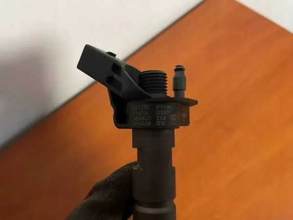 Inyector OEM 057130277BJ para Audi VW 4.0 TDI image 4