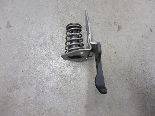 BMW Motorhuvudslås OE 51232990367 image 3