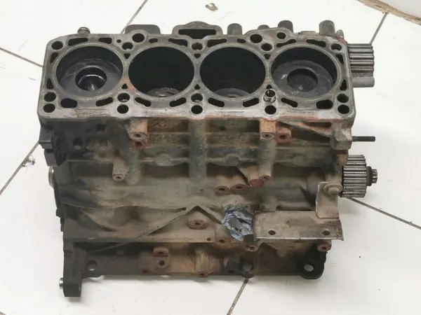 Skoda Superb Motorblock OEM 03G021AG - Begagnad image 4