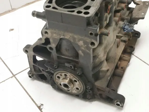 Skoda Superb Motorblock OEM 03G021AG - Begagnad image 5