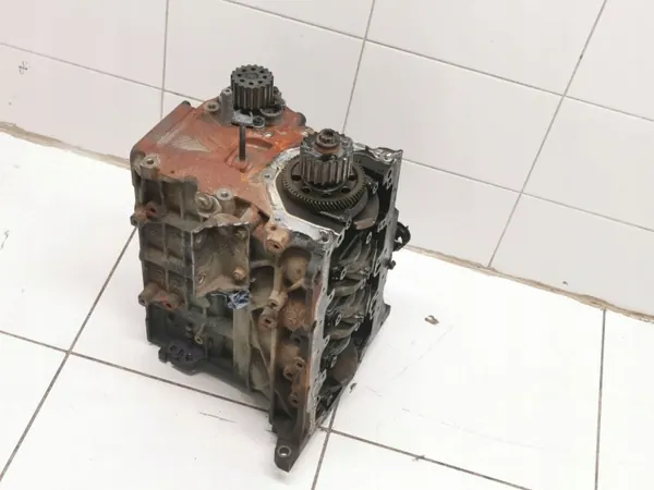 Skoda Superb Motorblock OEM 03G021AG - Begagnad image 7