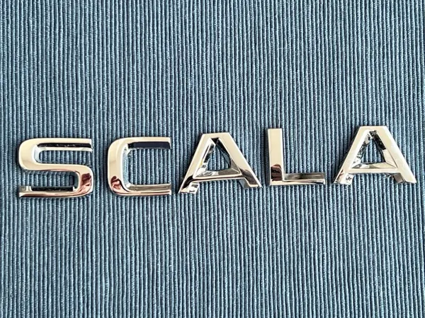Badge arrière Skoda Scala OEM 657853687E041 - Noir image 2