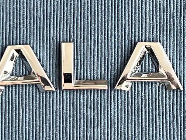 Badge arrière Skoda Scala OEM 657853687E041 - Noir image 3