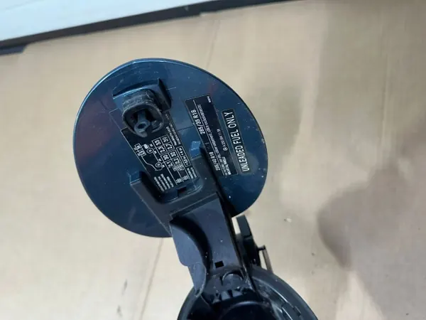 Polttoainetäyttöluukku OEM A2306390042 Mercedes SL R230 image 8