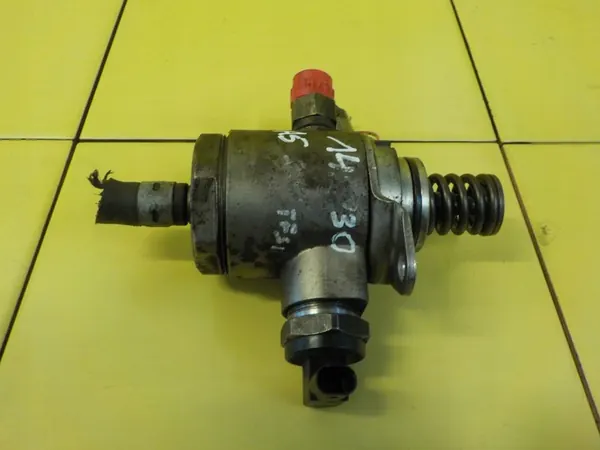 Polttoainepumppu AUDI A5 A4 B8 Q5 2.0 TFSI 06J127025C image 3