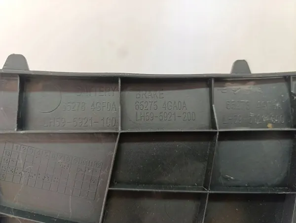 Infiniti Q50 vänster batterilock OEM 652784GF0A image 4