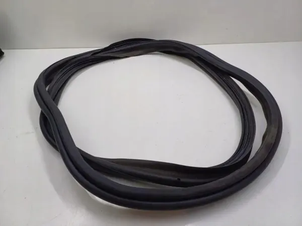 Junta de maletero Mercedes W205 OEM A2057400600 - Usado image 2