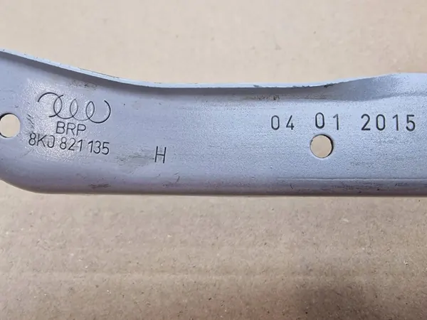 AUDI A4 B8 LIFT Vänster Framskärm Fäste 8K0821135H image 4