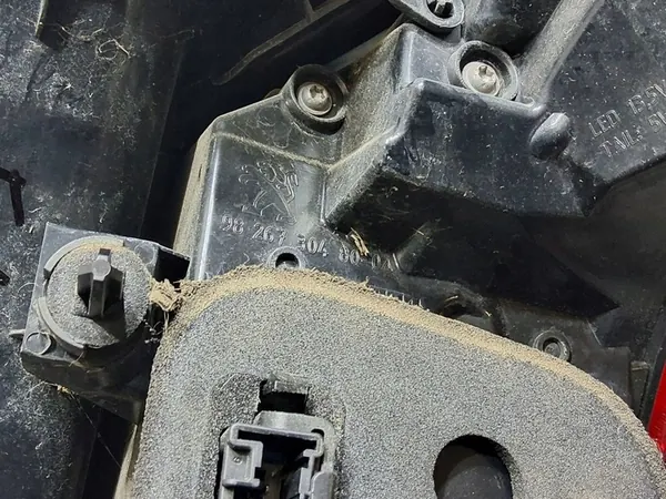 PEUGEOT 2008 LUZ LED TRASERA IZQUIERDA image 10