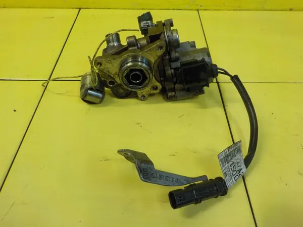 Brandstofpomp MERCEDES W204 1.8 CGI A2711500420 image 2