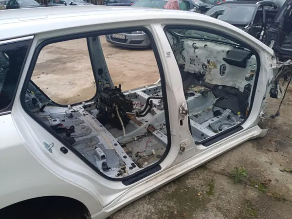 Pilier quart droit Toyota Avensis T27 OEM 15689 image 3