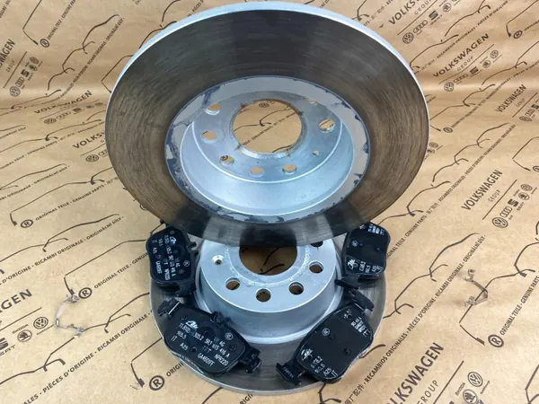 OEM 5Q0615601D Discos e Pastilhas Traseiros VW Golf VIII image 8