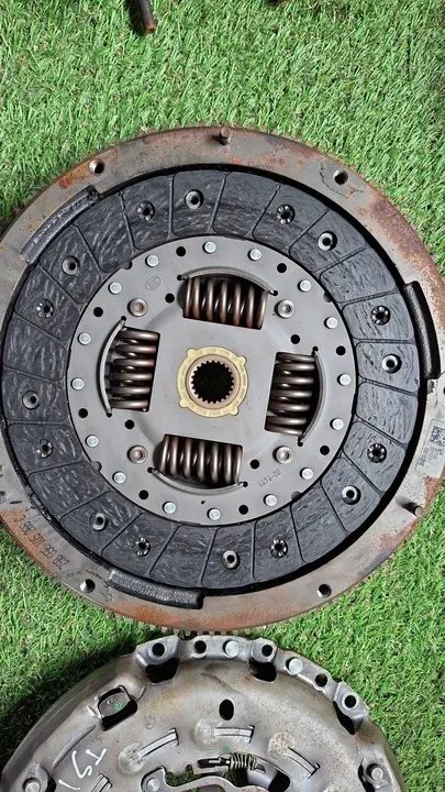 Conjunto de volante bimassa Skoda Octavia Mk4 1.5 TSI image 3