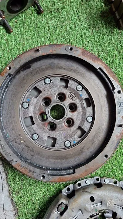 Conjunto de volante bimassa Skoda Octavia Mk4 1.5 TSI image 4