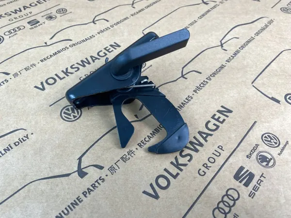 Audi A3 8V Konepeltilukko OEM 8V0823480A image 2