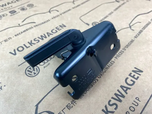 Audi A3 8V Konepeltilukko OEM 8V0823480A image 3