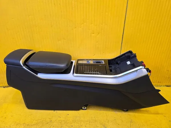 Audi Q8 Mittelkonsole Armauflage OEM 4M8863244F image 2