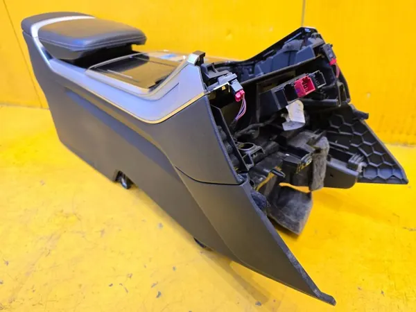 Audi Q8 Mittelkonsole Armauflage OEM 4M8863244F image 10