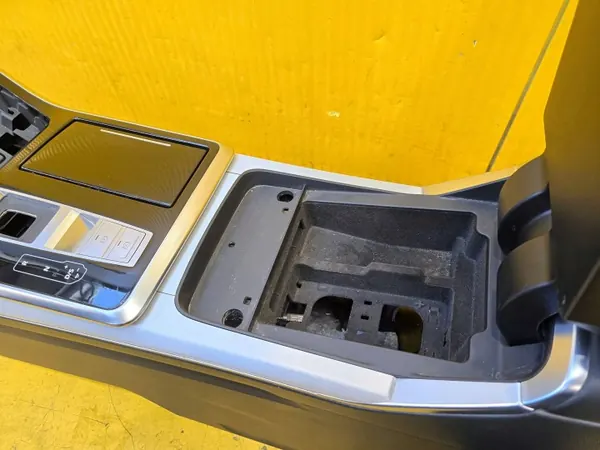 Audi Q8 Mittelkonsole Armauflage OEM 4M8863244F image 4