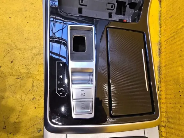 Audi Q8 Mittelkonsole Armauflage OEM 4M8863244F image 5