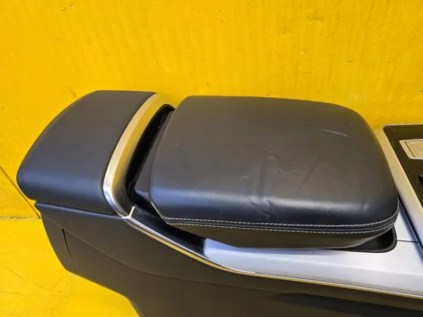 Audi Q8 Mittelkonsole Armauflage OEM 4M8863244F image 8
