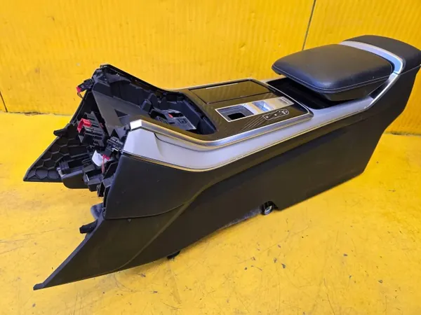 Audi Q8 Mittelkonsole Armauflage OEM 4M8863244F image 9