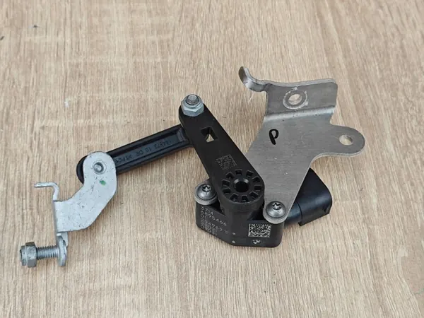Strålkastarnivåsensor OEM 6895466 Höger Fram BMW image 4