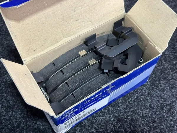 OEM 581012BA10 frambromsbelägg för Hyundai Kia image 2