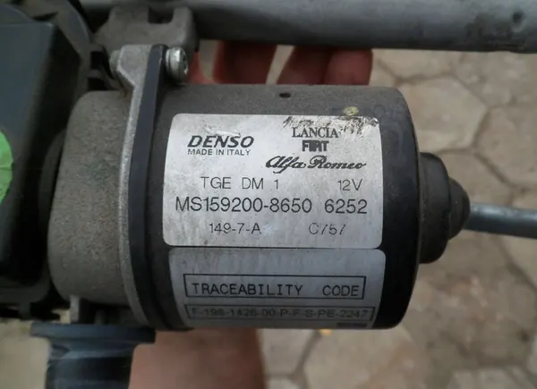 Etupyyhkijän mekanismi moottorilla Fiat Bravo 2 Delta image 6