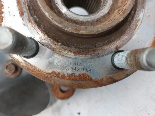 Chrysler 200 2011 Mozzo ruota anteriore lato sinistro OEM 5085887AF image 5