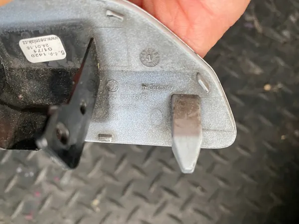 Tappo Spruzzatore Sinistro VW Golf 7 VII R-Line image 3