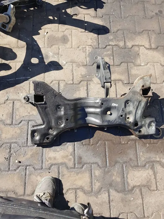 SKODA RAPID 12r Etumoottorin Kiinnike OEM 6C0199851J image 2