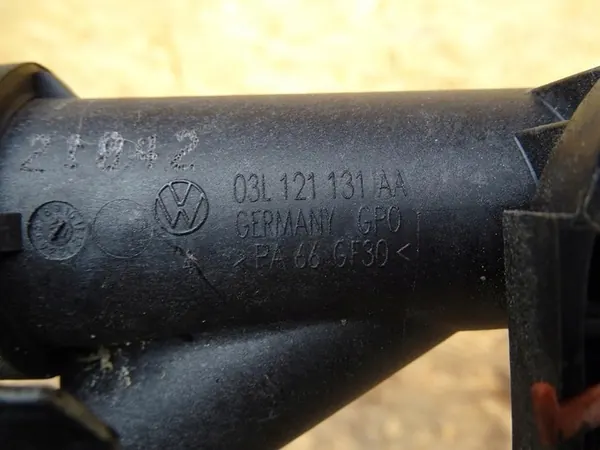 AUDI A3 8P GOLF VI 2.0 TDI Vesiputki Termostaatin Kotelo image 8