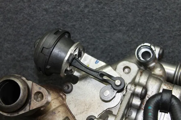 BMW F30 F32 F07 F10 F01 EGR-jäähdytin image 3