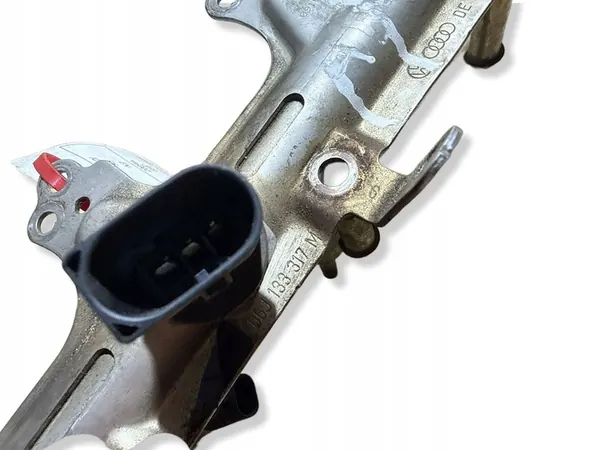 AUDI A4 B8 2.0 TFSI Rampe d'injecteurs 06J133317M image 4