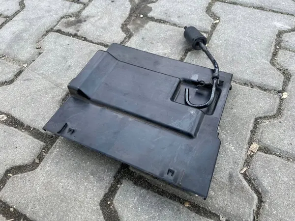 Land Rover Batterifästeslock OEM K8D210757 image 4